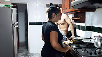 Adolescente Amadora Faz Um Boquete Para O Padrasto Na Cozinha