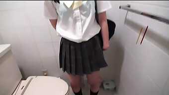 Joven Japonesa Se Masturba En El Baño