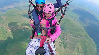 La Aventura Del Parapente Se Convierte En Placer En Solitario Mientras Una Chica Blanca Eyacula En Cámara