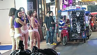 Voyeuristický Zážitek Thajských Bargirls V Pattaya